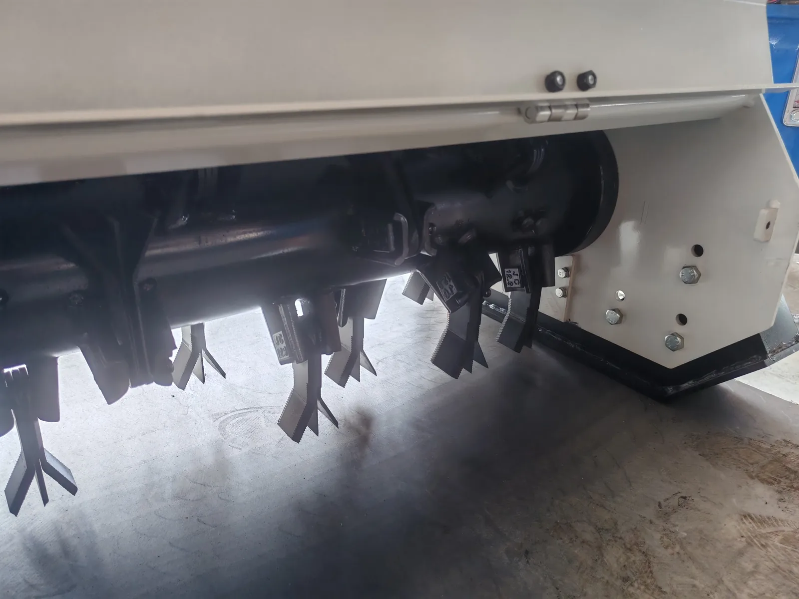 Horizontal rotor fitted with Y-shaped mowing blades