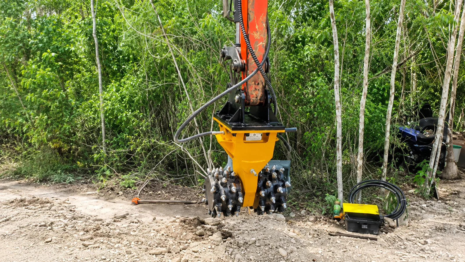 Drum cutter connected to the 6-ton excavator during field commissioning in Mexico
